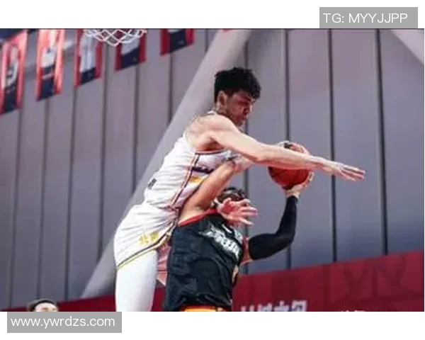 2016年CBA季后赛北京队与上海队激战正酣精彩瞬间回顾